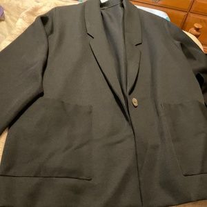 Black suit jacket with fitted hem and pockets